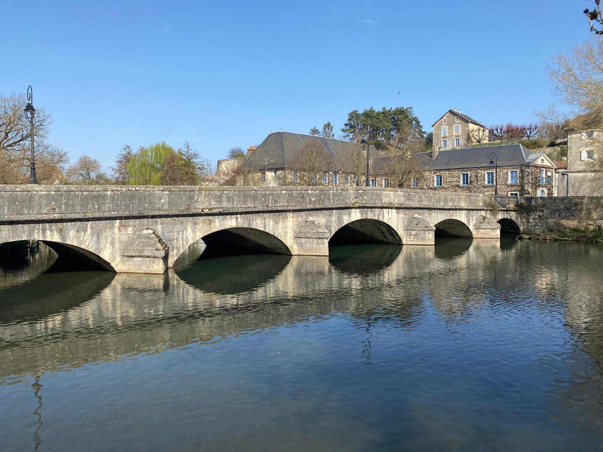 Logis Hotel Le Saint Georges Vivonne エクステリア 写真