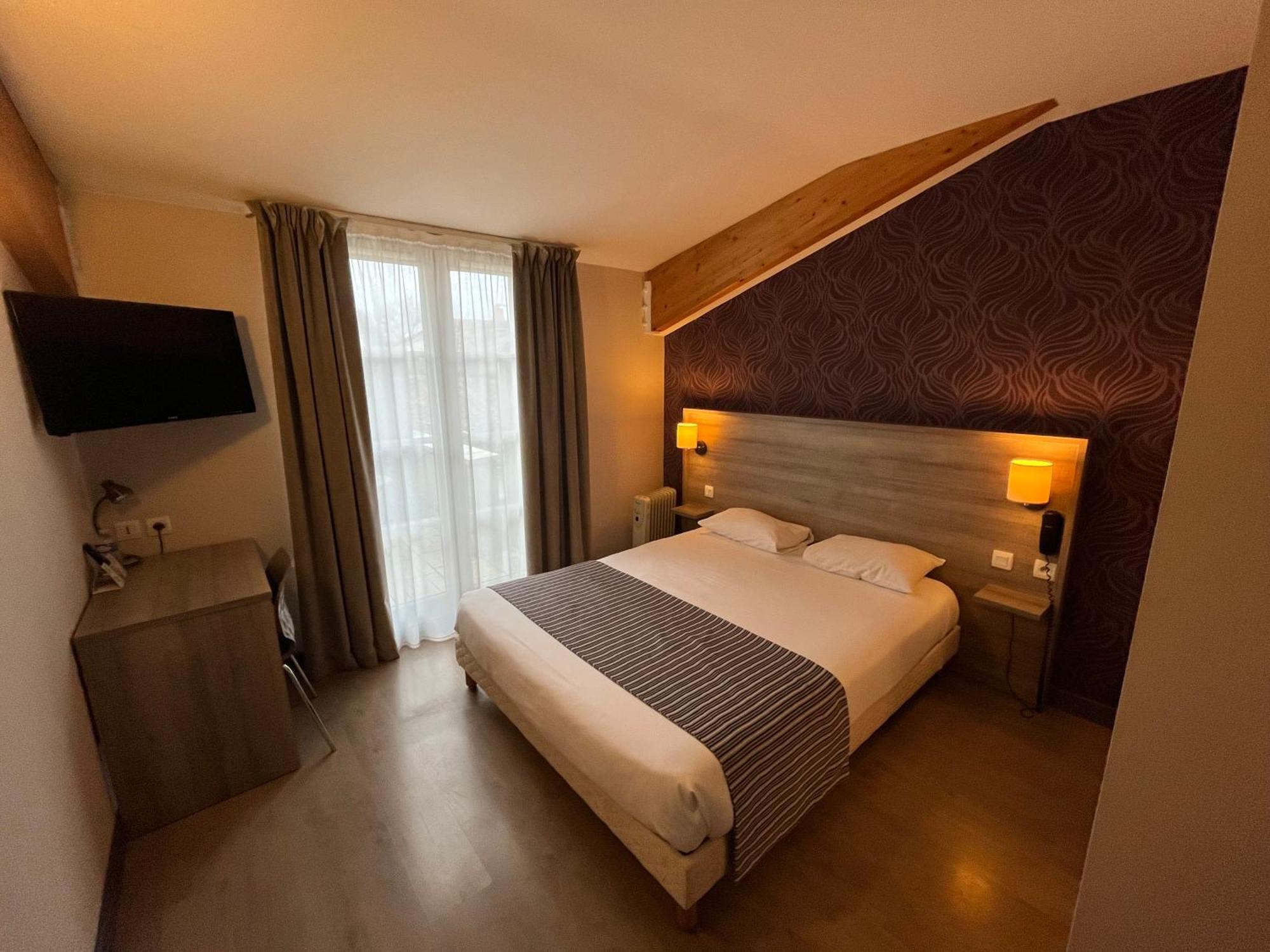 Logis Hotel Le Saint Georges Vivonne エクステリア 写真