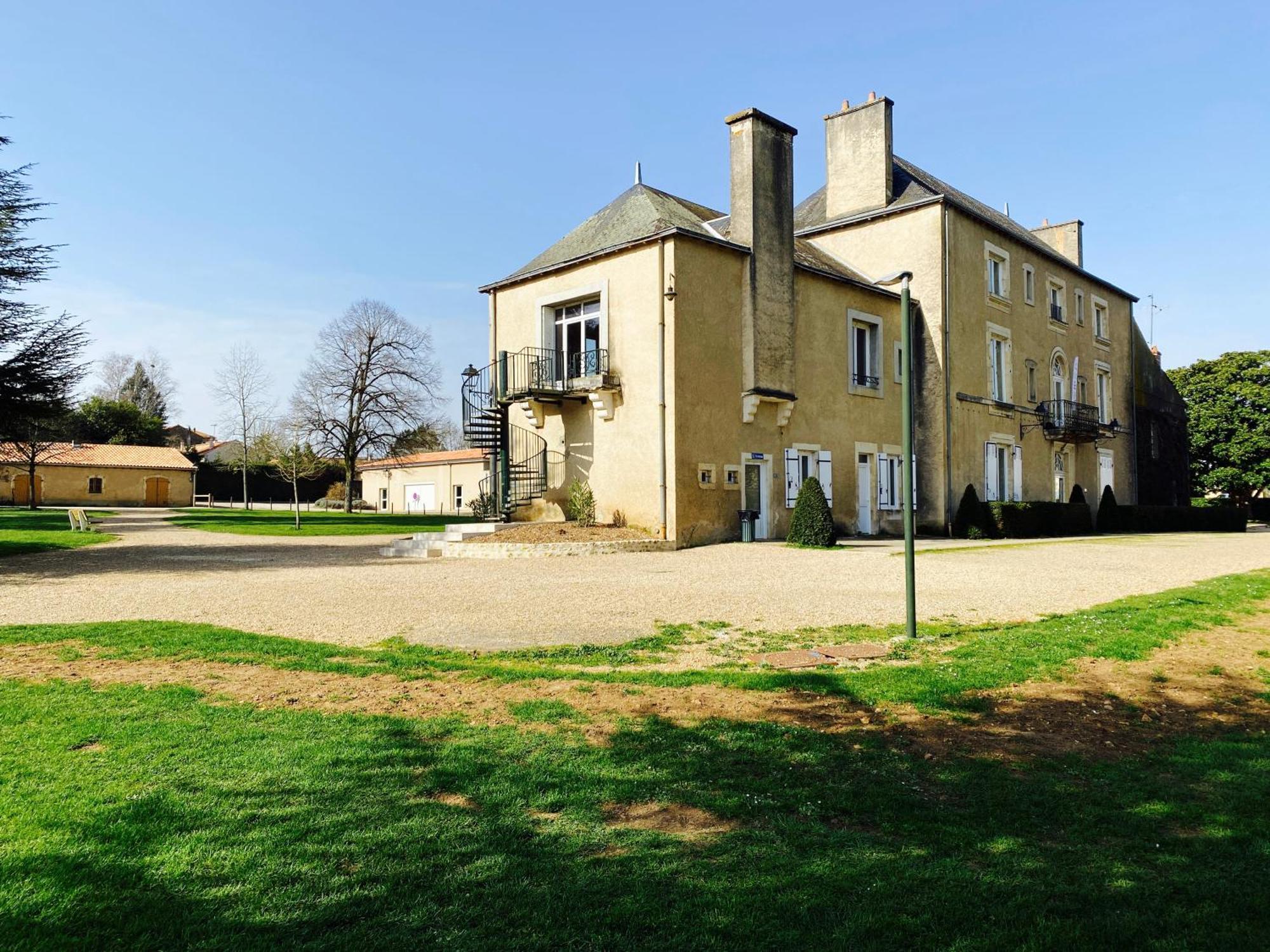 Logis Hotel Le Saint Georges Vivonne エクステリア 写真