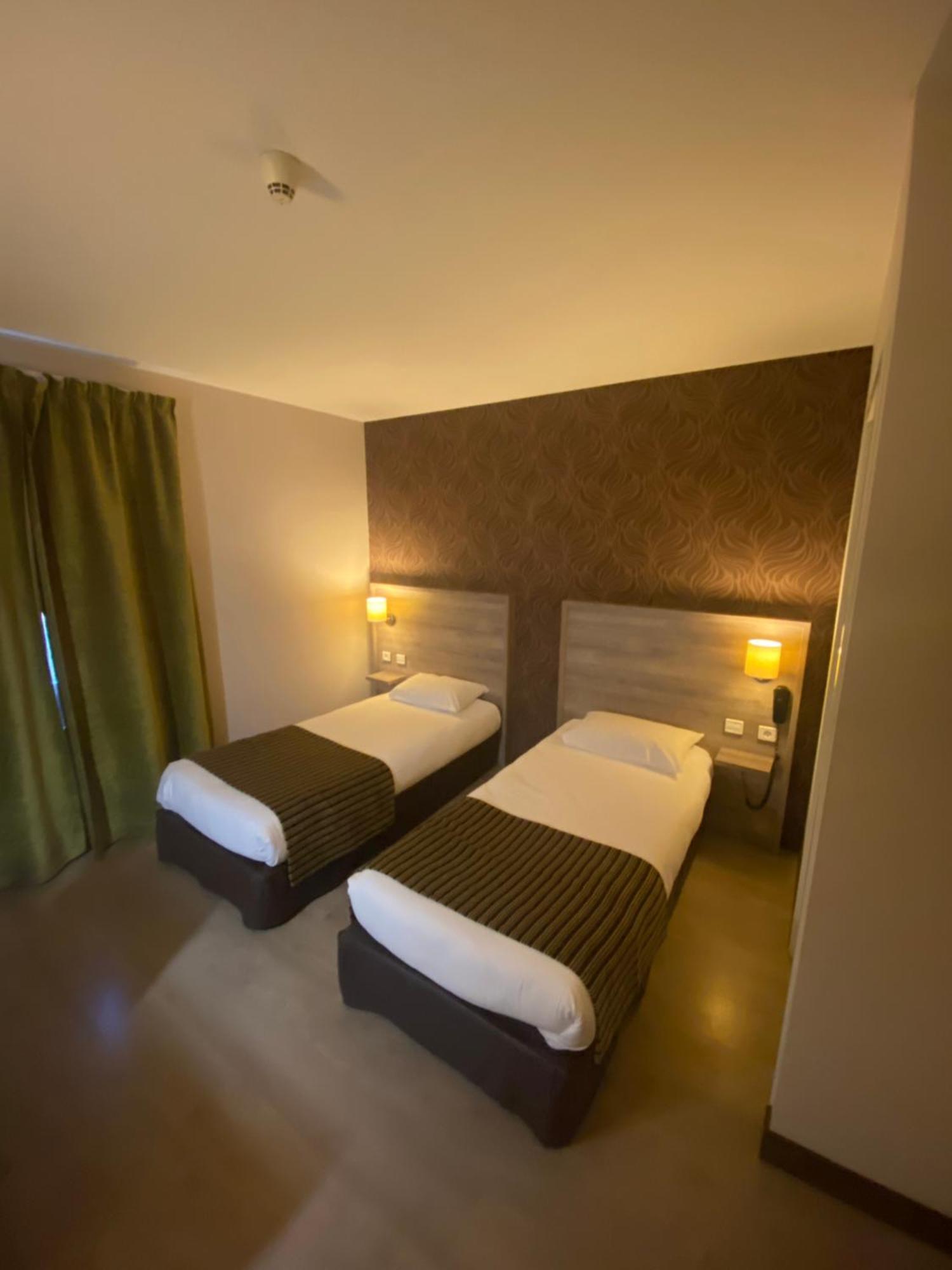 Logis Hotel Le Saint Georges Vivonne エクステリア 写真