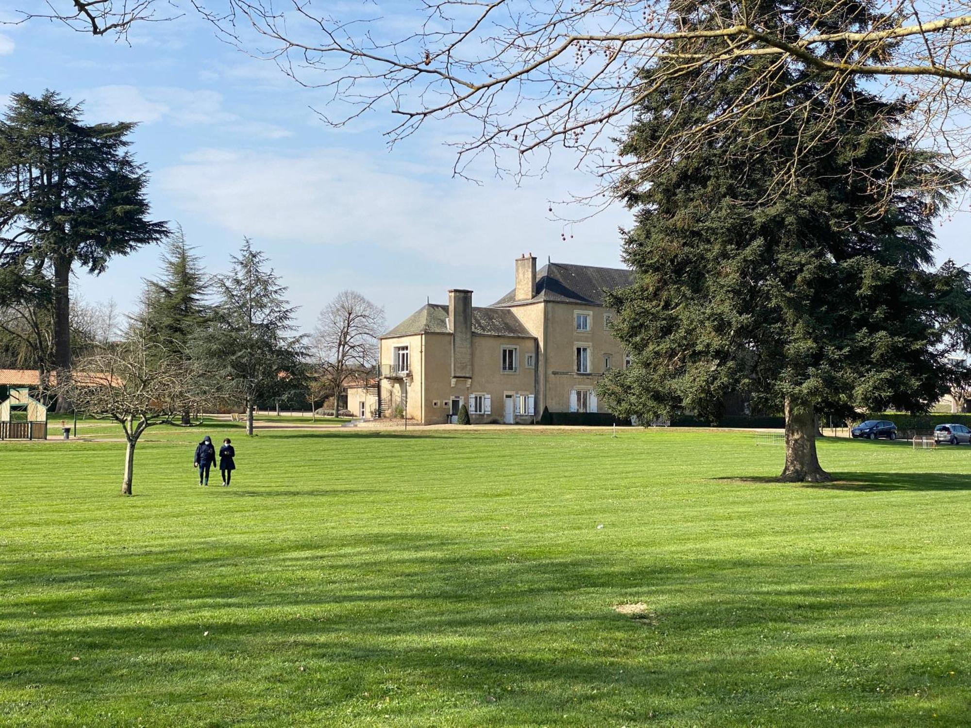Logis Hotel Le Saint Georges Vivonne エクステリア 写真
