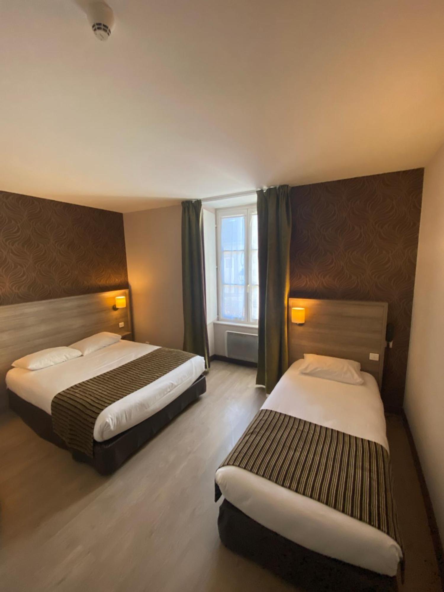 Logis Hotel Le Saint Georges Vivonne エクステリア 写真