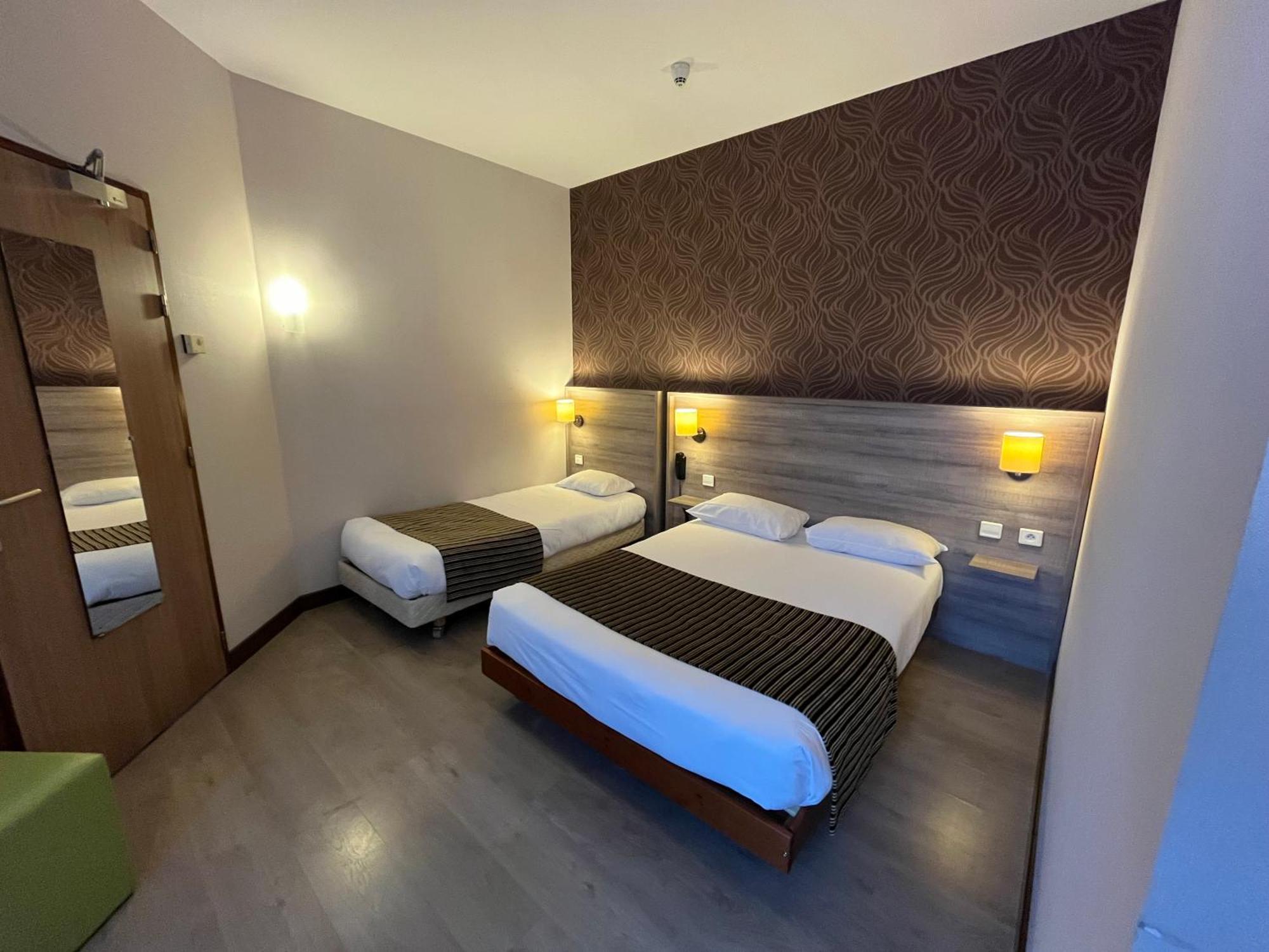 Logis Hotel Le Saint Georges Vivonne エクステリア 写真