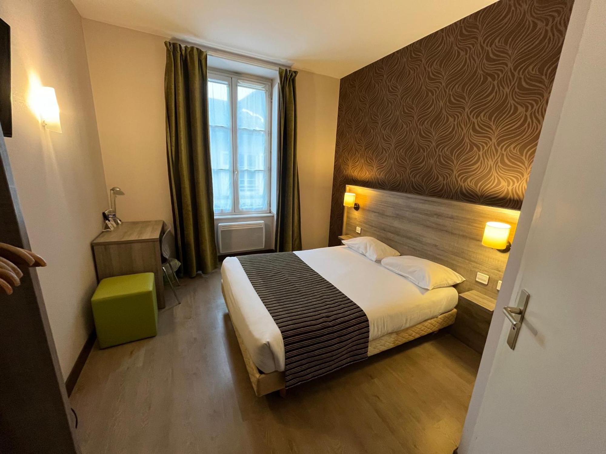 Logis Hotel Le Saint Georges Vivonne エクステリア 写真