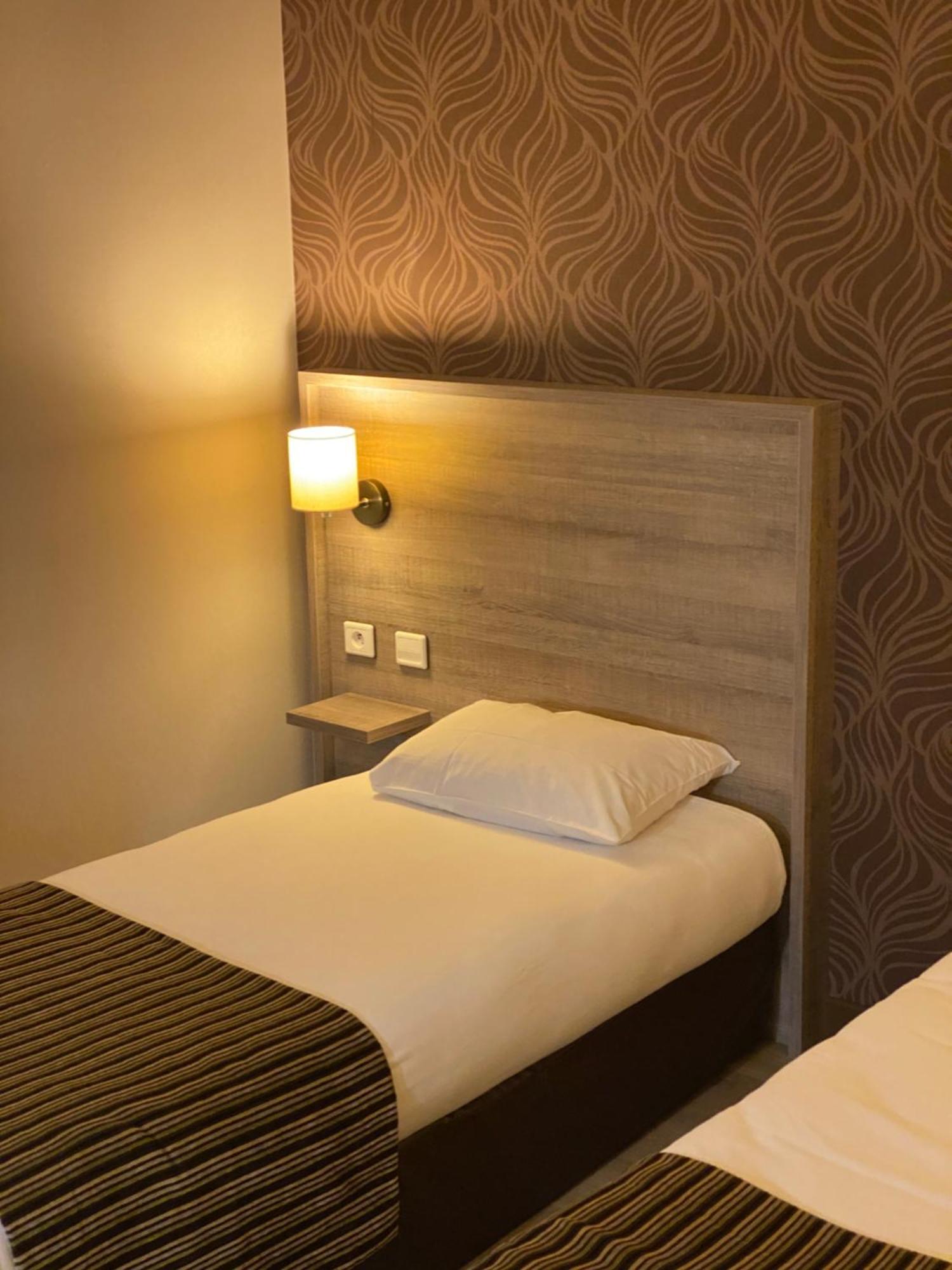 Logis Hotel Le Saint Georges Vivonne エクステリア 写真