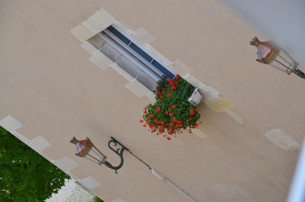 Logis Hotel Le Saint Georges Vivonne エクステリア 写真